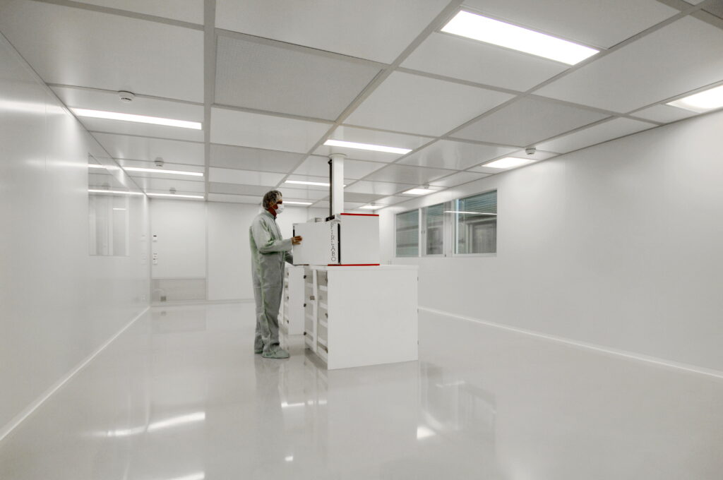 Personne en train de travailler dans une salle blanche