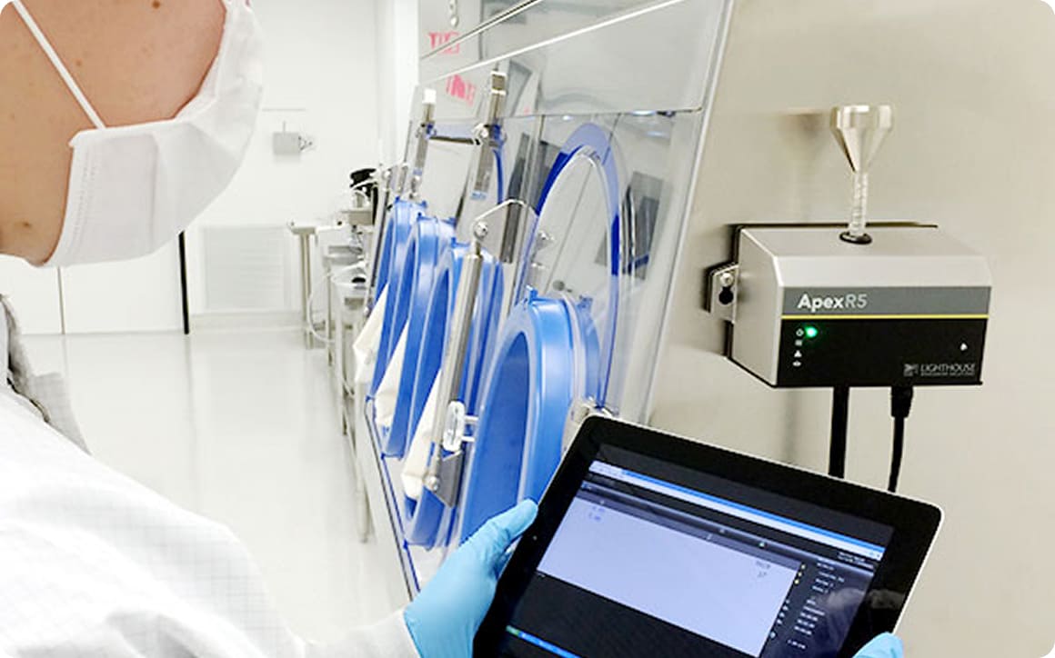 Personnes qui programme une machine dans l'entreprise Rosin group