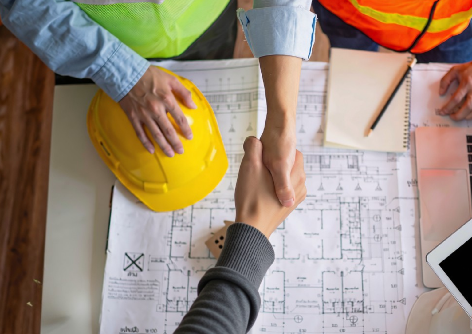 Chefs de chantiers qui se serrent la main