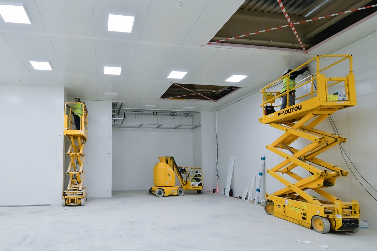 Installation de plafond dans une salle blanche conception par Rosin Entreprise