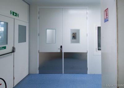 Porte battante double de salle blanche