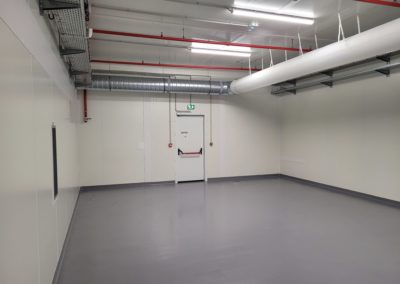 Chambre froide positive, panneau sandwich, porte battante, issue de secours, barre anti panique