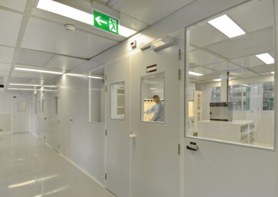 Porte battante, bi affleurante, microélectronique, panneaux sandwich