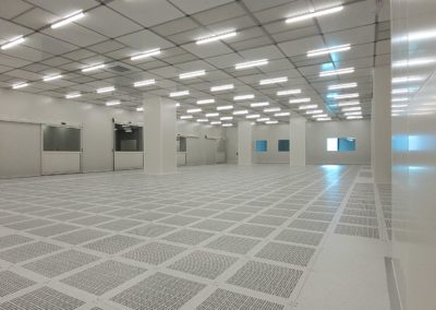 Porte coulissante automatique et luminaires en Salle Propre